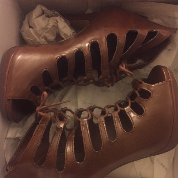 Brown lace up heels - Picture 2 of 3